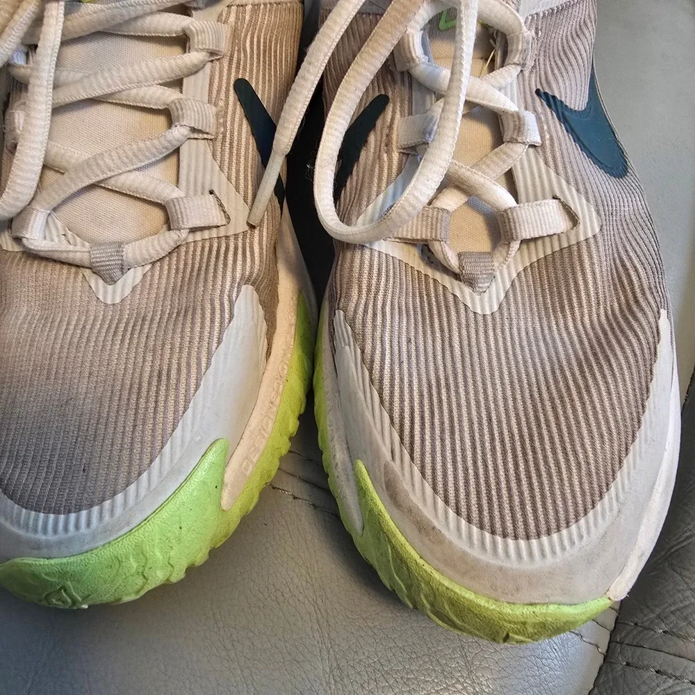 Nike Star Runner‎ 4 Big Kids Running Shoes Light Bone Volt DX7615-003 Size 5Y